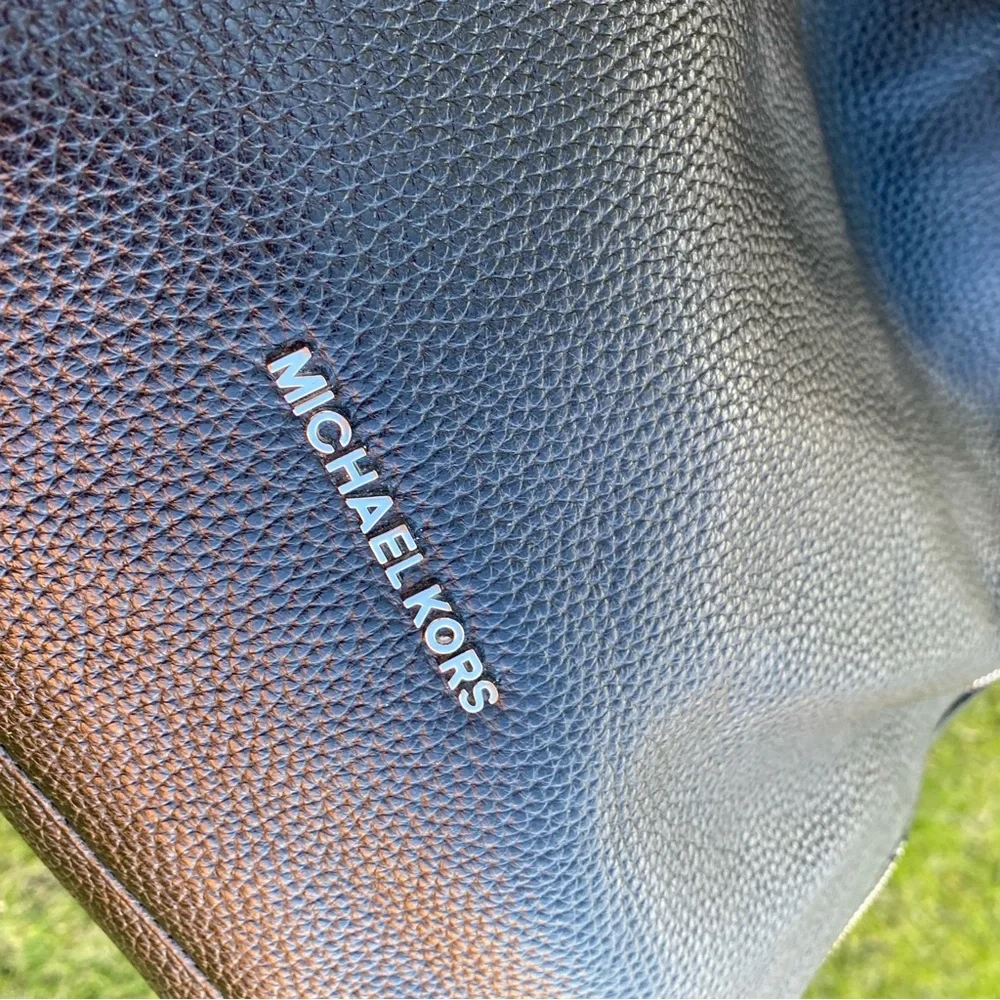 SOLD Michael Kors Large Pebbled Leather Hobo Shoulder Bag - Picture 4 of 14